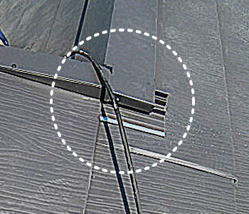 屋根の棟違い部で雨漏りを防ぐ工事方法